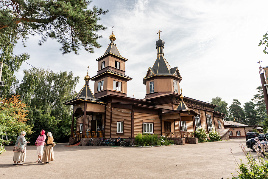 Архиерейское богослужение в Петропавловском храме посёлка Малаховка г.о. Люберцы